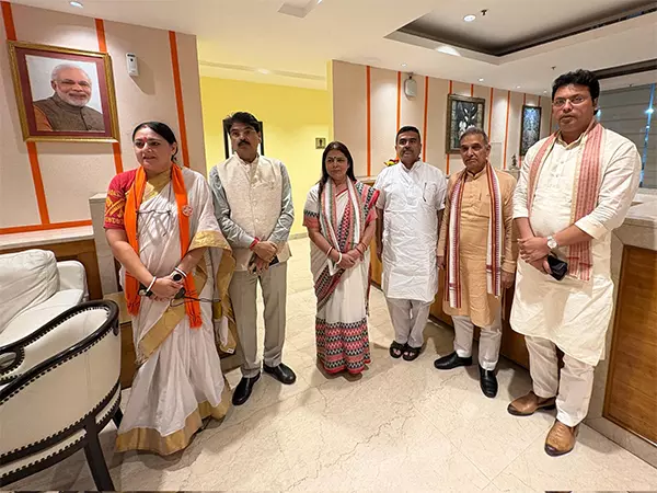 कोलकाता गैंगरेप पर मचे बवाल के बीच LOP ने कहा- हमारी बेटियों की सुरक्षा से कोई समझौता नहीं किया जा सकता कोलकाता गैंगरेप पर मचे बवाल के बीच LOP ने कहा- हमारी बेटियों की सुरक्षा से कोई समझौता नहीं किया जा सकता