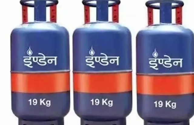 सुबह की खुशखबरी: LPG कमर्शियल सिलेंडर के दाम में भारी कटौती सुबह की खुशखबरी: LPG कमर्शियल सिलेंडर के दाम में भारी कटौती