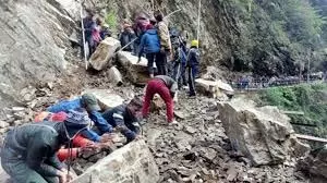 Uttarakhand : 3 दिन बाद भी नहीं खुला यमुनोत्री हाईवे, सैकड़ों श्रद्धालु फंसे Uttarakhand : 3 दिन बाद भी नहीं खुला यमुनोत्री हाईवे, सैकड़ों श्रद्धालु फंसे