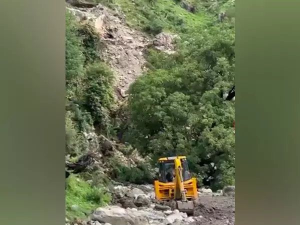 Uttarakhand : भूस्खलन के कारण यमुनोत्री राजमार्ग अवरुद्ध, गंगोत्री मार्ग खुला Uttarakhand : भूस्खलन के कारण यमुनोत्री राजमार्ग अवरुद्ध, गंगोत्री मार्ग खुला