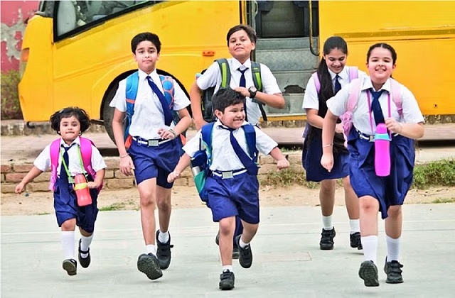 Lucknow: प्रदेश के बेसिक व माध्यमिक विद्यालय आज से खुले Lucknow: प्रदेश के बेसिक व माध्यमिक विद्यालय आज से खुले