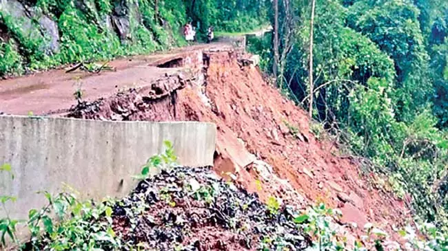 Odisha : सिमिलिपाल में भूस्खलन Odisha : सिमिलिपाल में भूस्खलन