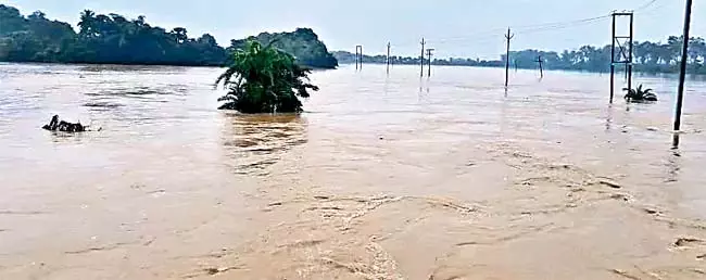 Odisha : उत्तरी तट पर स्थित बालेश्वर जिले में बाढ़ आ गई Odisha : उत्तरी तट पर स्थित बालेश्वर जिले में बाढ़ आ गई