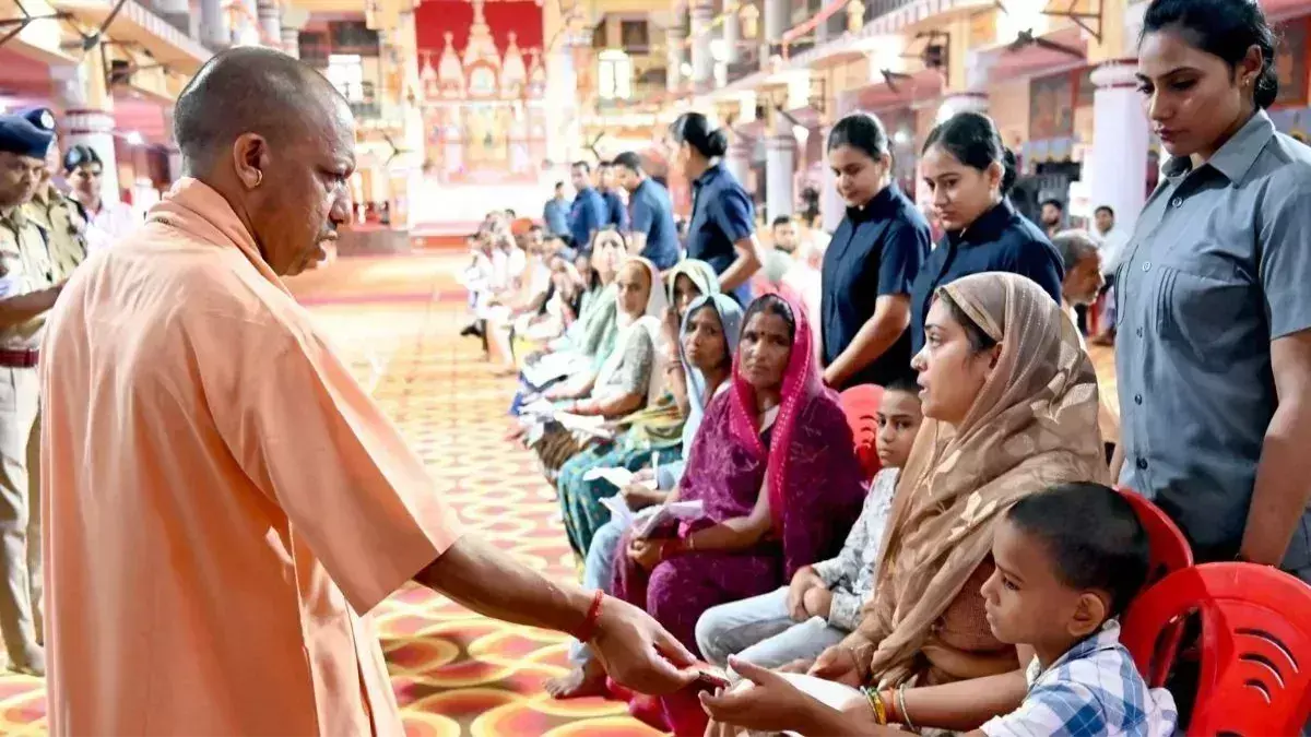 Gorakhpur: मुख्यमंत्री योगी आदित्यनाथ ने जनता दर्शन में फरियादियों की सुनी बातें Gorakhpur: मुख्यमंत्री योगी आदित्यनाथ ने जनता दर्शन में फरियादियों की सुनी बातें