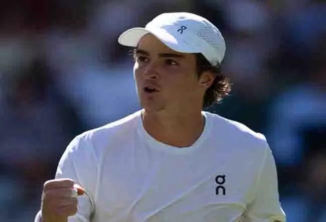 Wimbledon 2025: फोंसेका ने फर्नले को हराया, चोटिल त्सित्सिपास ने संन्यास लिया Wimbledon 2025: फोंसेका ने फर्नले को हराया, चोटिल त्सित्सिपास ने संन्यास लिया