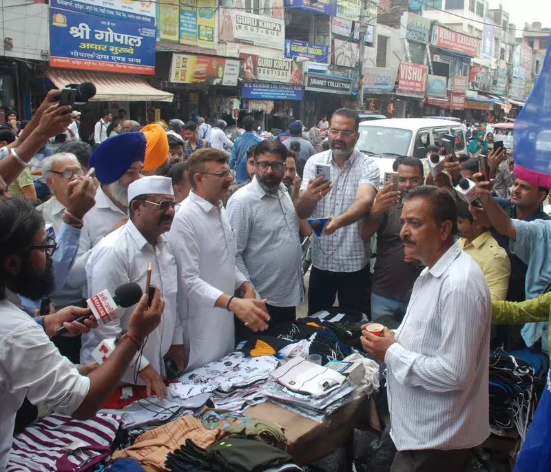 Haryana : कांग्रेस नेताओं ने करनाल में रेहड़ी-पटरी वालों का समर्थन किया Haryana : कांग्रेस नेताओं ने करनाल में रेहड़ी-पटरी वालों का समर्थन किया