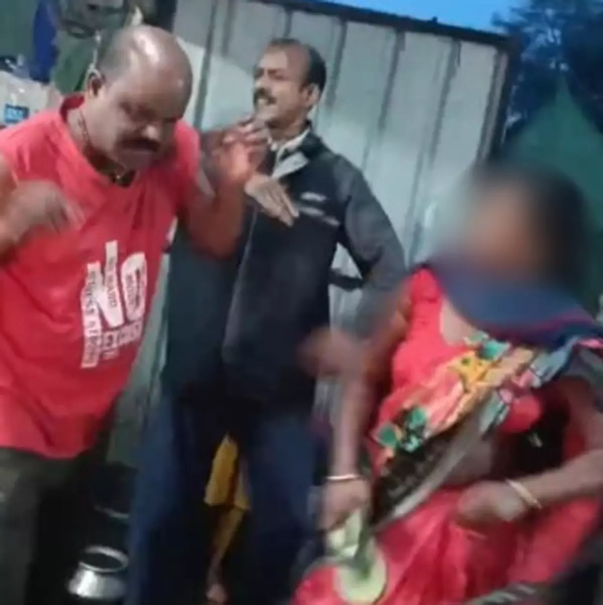 महिला ने होटल संचालक को चप्पलों से पीटा, लड़की को गलत नियत से किया था टच महिला ने होटल संचालक को चप्पलों से पीटा, लड़की को गलत नियत से किया था टच
