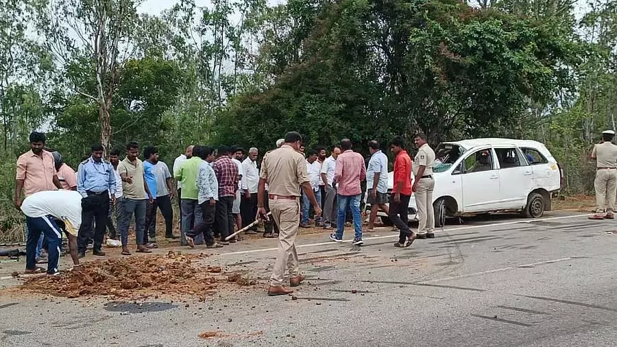 इनोवा कार दुर्घटना: पांच लोगों की मौके पर ही मौत इनोवा कार दुर्घटना: पांच लोगों की मौके पर ही मौत