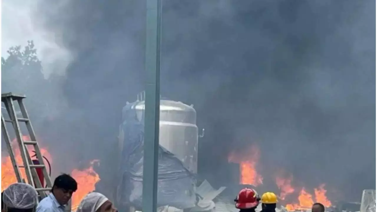 Tamil Nadu : शिवकाशी पटाखा फैक्ट्री में भीषण विस्फोट, 4 की मौत Tamil Nadu : शिवकाशी पटाखा फैक्ट्री में भीषण विस्फोट, 4 की मौत