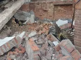 Amroha: बारिश के चलते दो मकान ढहे, लाखों का नुकसान Amroha: बारिश के चलते दो मकान ढहे, लाखों का नुकसान