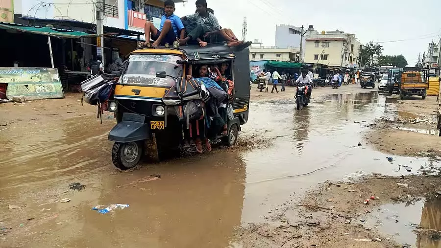 Karnataka : सड़क पर जमा हुआ बारिश का पानी, आवागमन बाधित Karnataka : सड़क पर जमा हुआ बारिश का पानी, आवागमन बाधित