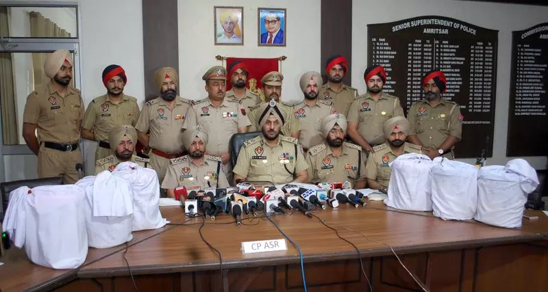 Amritsar : अंतरराष्ट्रीय ड्रग सिंडिकेट का भंडाफोड़, 60 किलो हेरोइन जब्त Amritsar : अंतरराष्ट्रीय ड्रग सिंडिकेट का भंडाफोड़, 60 किलो हेरोइन जब्त