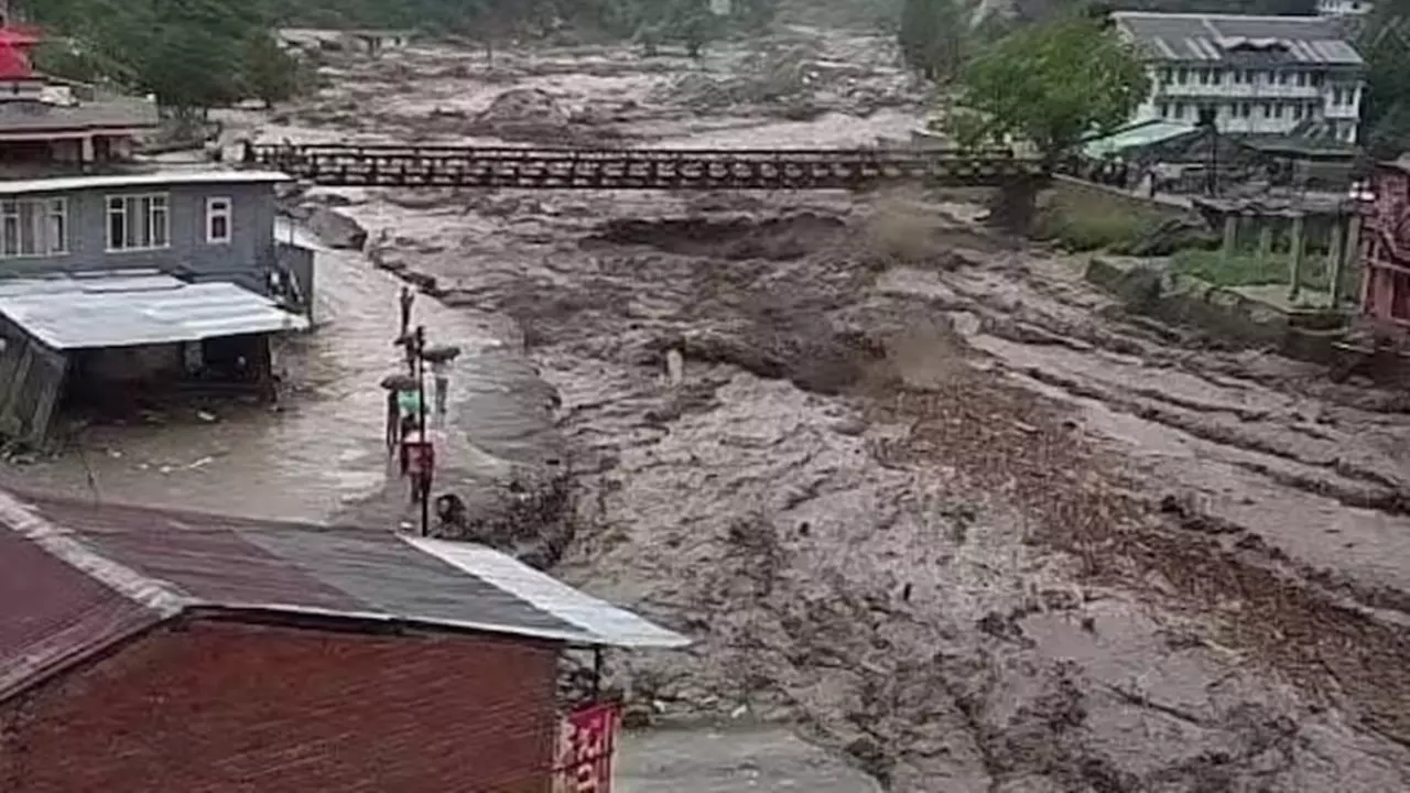 Shimla: मंडी में बादल फटने से बाढ़ का कहर, एक की मौत Shimla: मंडी में बादल फटने से बाढ़ का कहर, एक की मौत