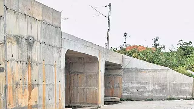 विवाद के चलते ब्रिज लोअर रोड बंद: अड्डा शराबियों का पसंदीदा अड्डा, निवासियों को सुरक्षा का डर विवाद के चलते ब्रिज लोअर रोड बंद: अड्डा शराबियों का पसंदीदा अड्डा, निवासियों को सुरक्षा का डर