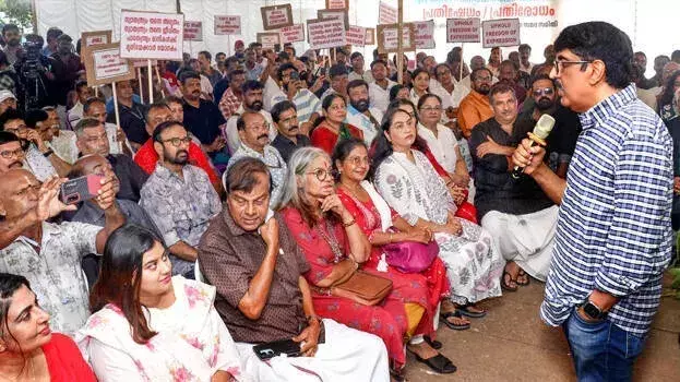 Kerala: जानकी के समर्थन में फिल्मी सितारे लाइन में, संपादन की कैंची हुई बाहर Kerala: जानकी के समर्थन में फिल्मी सितारे लाइन में, संपादन की कैंची हुई बाहर