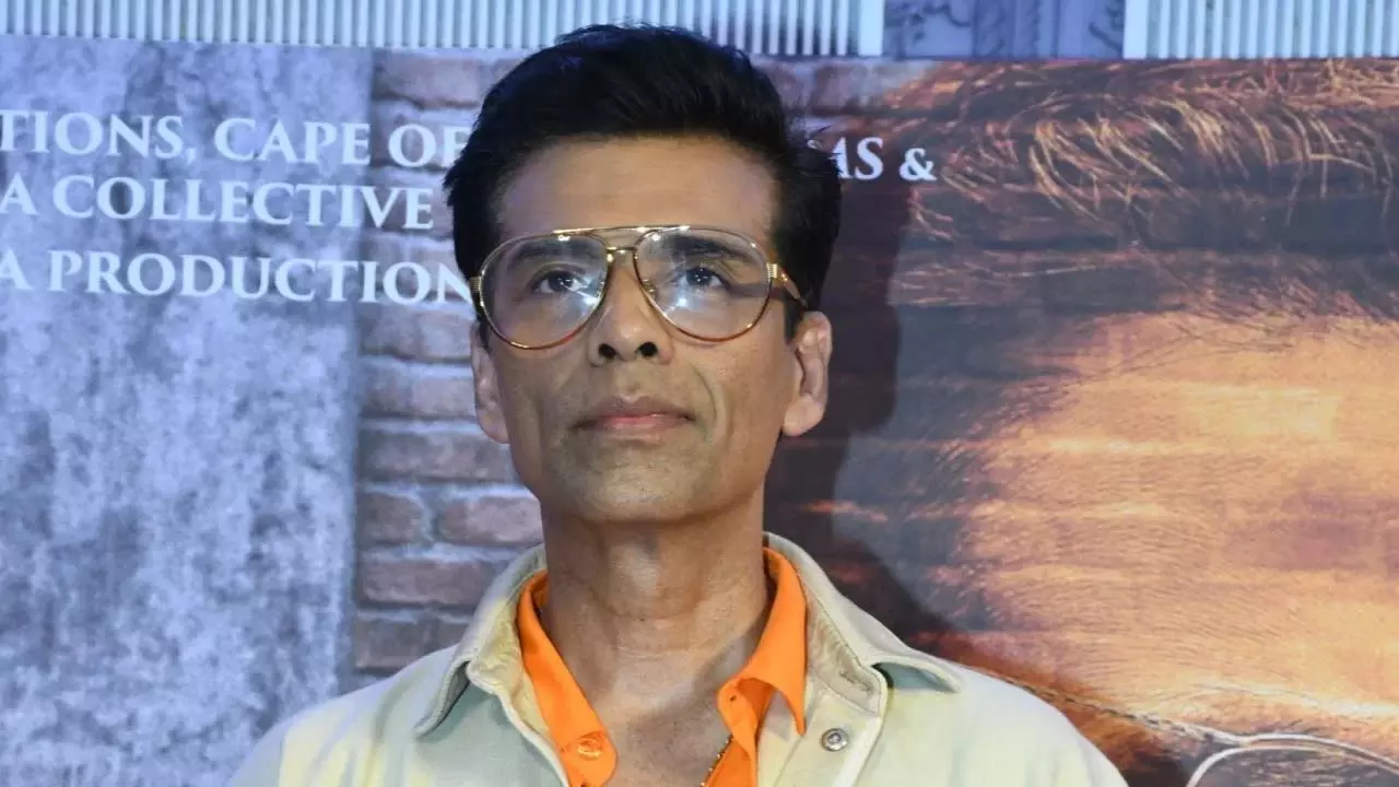 करण जौहर के बॉलीवुड मित्रों के साथ व्हाट्सएप ग्रुप में क्या है? करण जौहर के बॉलीवुड मित्रों के साथ व्हाट्सएप ग्रुप में क्या है?