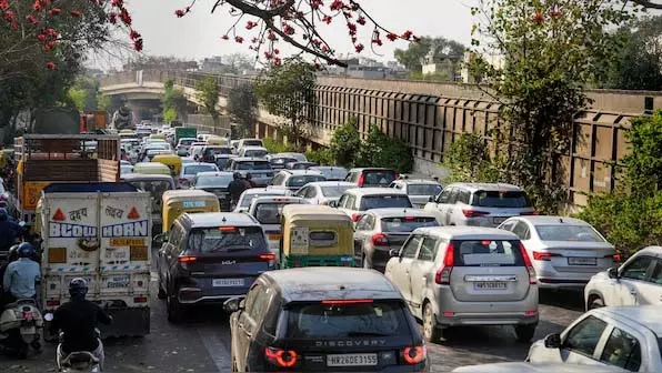 Delhi : फ्यूल बैन से नाराज़गी, लोगों ने कहा – आम आदमी पर सीधा असर Delhi : फ्यूल बैन से नाराज़गी, लोगों ने कहा – आम आदमी पर सीधा असर