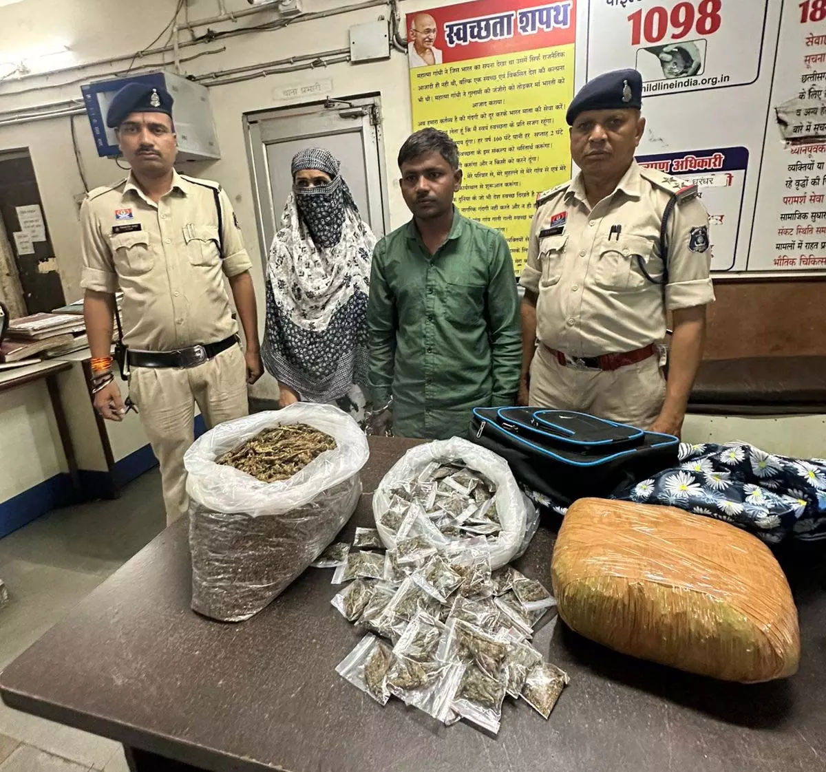 पुड़िया में गांजा बेचते महिला-पुरुष गिरफ्तार, DKS हॉस्पिटल के पार्किंग के पीछे पकड़ाए पुड़िया में गांजा बेचते महिला-पुरुष गिरफ्तार, DKS हॉस्पिटल के पार्किंग के पीछे पकड़ाए