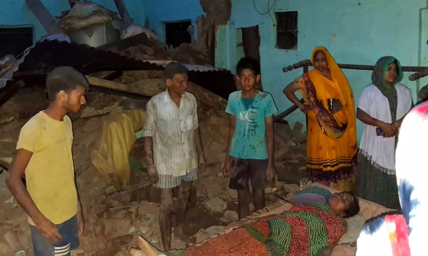 Farrukhabad: कच्चा मकान गिरने से उसमें दबकर कई लोग घायल हुए Farrukhabad: कच्चा मकान गिरने से उसमें दबकर कई लोग घायल हुए