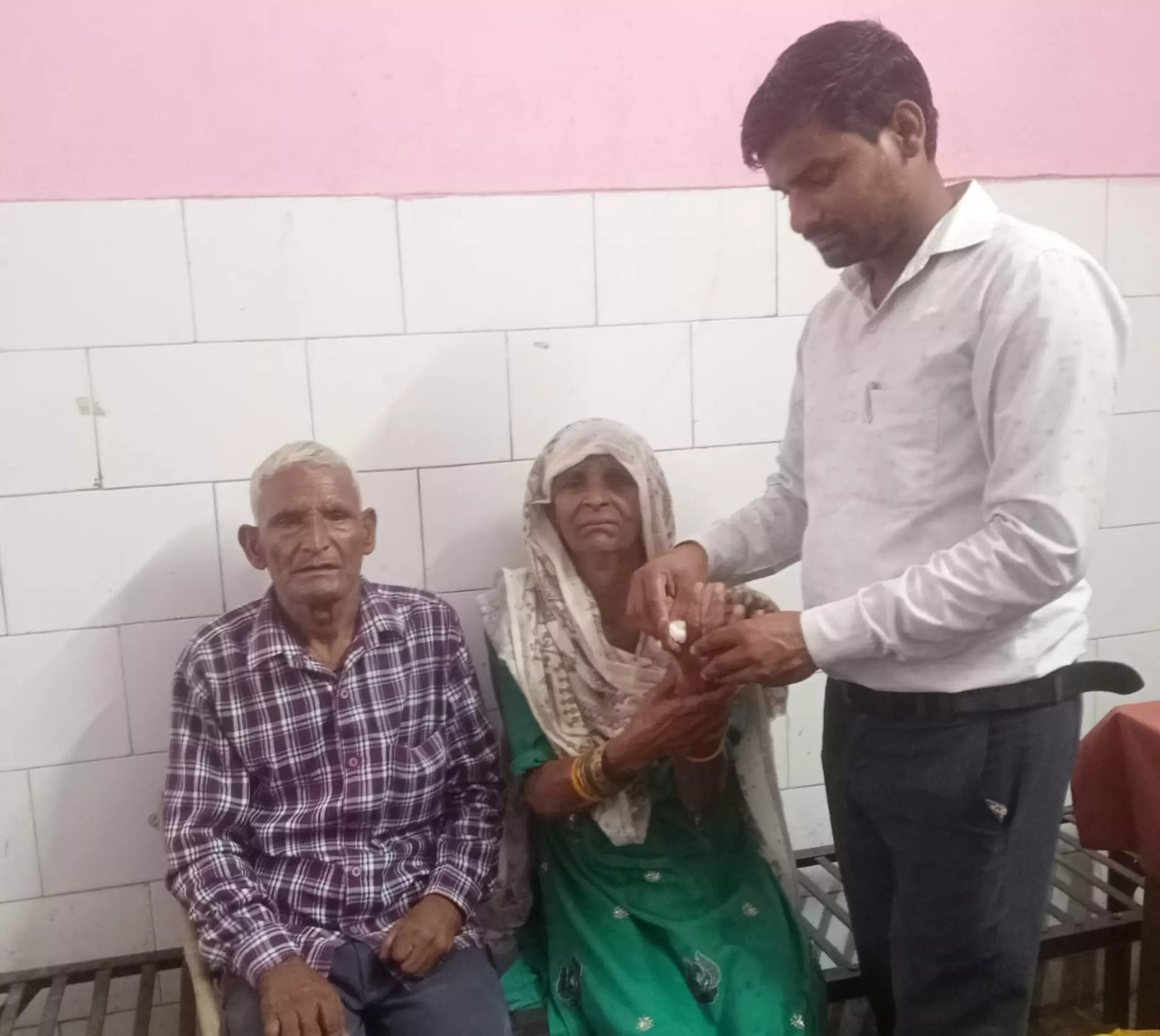 Kaimganj: सास-ससुर की पिटाई का आरोप, बहू और बेटे पर केस की तैयारी Kaimganj: सास-ससुर की पिटाई का आरोप, बहू और बेटे पर केस की तैयारी
