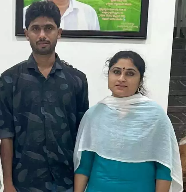 Andhra : दो महीने पहले हुआ था प्रेम विवाह पशमिलाराम घटना में प्रेमी युगल की मौत Andhra : दो महीने पहले हुआ था प्रेम विवाह पशमिलाराम घटना में प्रेमी युगल की मौत