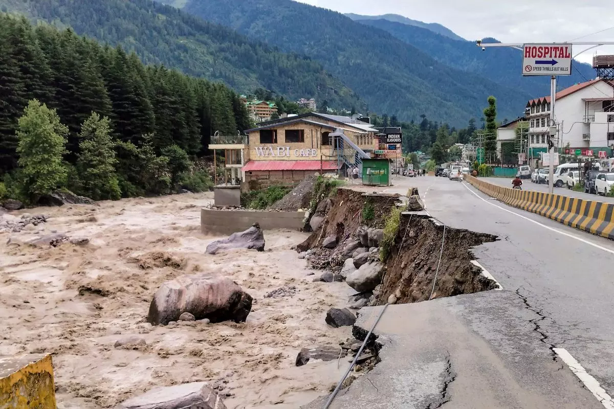 Shimla: बादल फटने से हिमाचल में भारी तबाही, सड़क मार्ग बंद Shimla: बादल फटने से हिमाचल में भारी तबाही, सड़क मार्ग बंद