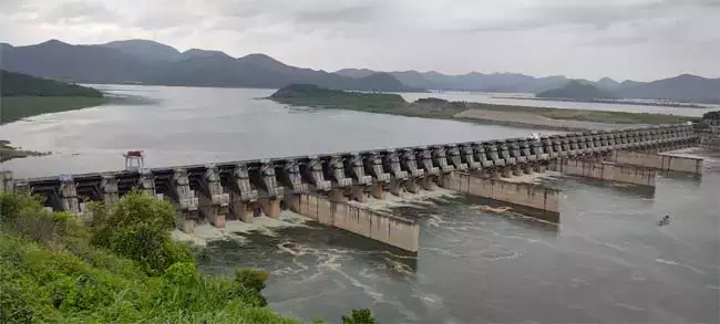 Andhra : पोलावरम परियोजना में गोदावरी का जल स्तर धीरे-धीरे बढ़ रहा Andhra : पोलावरम परियोजना में गोदावरी का जल स्तर धीरे-धीरे बढ़ रहा