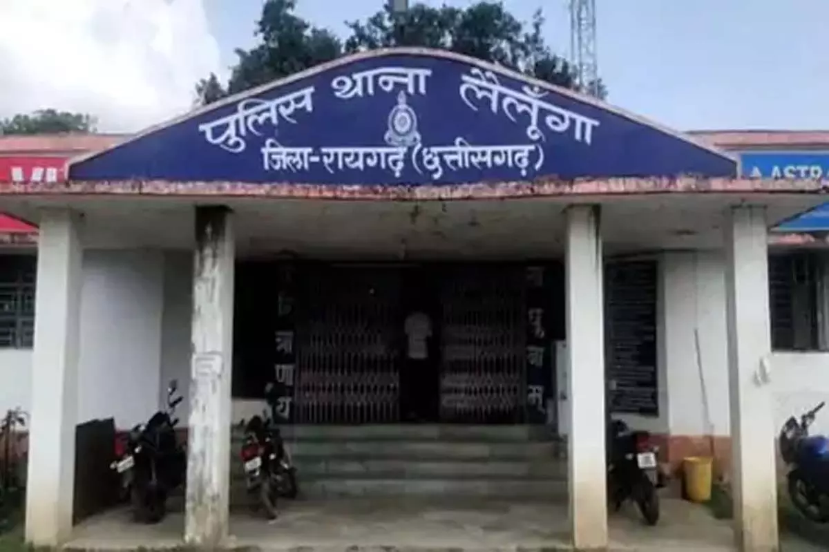पार्सल वाले को बंधक बनाकर पीटा, चार युवकों पर FIR दर्ज पार्सल वाले को बंधक बनाकर पीटा, चार युवकों पर FIR दर्ज