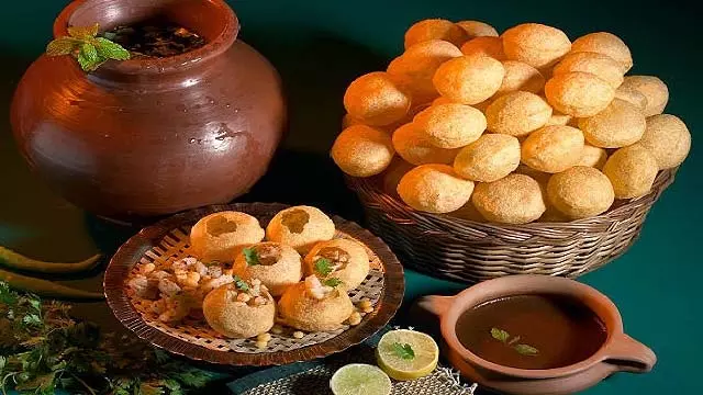 बारिश में भी पानी पूरी खाना फायदेमंद हो सकता है, जानें कैसे बारिश में भी पानी पूरी खाना फायदेमंद हो सकता है, जानें कैसे