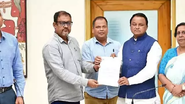 CM : आश्वासन के बाद OAS अधिकारियों ने सामूहिक अवकाश टाला CM : आश्वासन के बाद OAS अधिकारियों ने सामूहिक अवकाश टाला