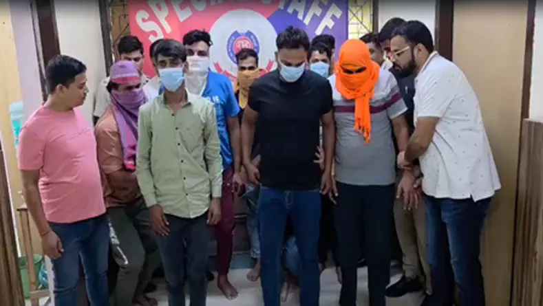 पूर्व कर्मचारी ने फर्जी पुलिस गैंग से कराई लूट, 24 घंटे में पुलिस ने 8 आरोपियों को पकड़ा पूर्व कर्मचारी ने फर्जी पुलिस गैंग से कराई लूट, 24 घंटे में पुलिस ने 8 आरोपियों को पकड़ा