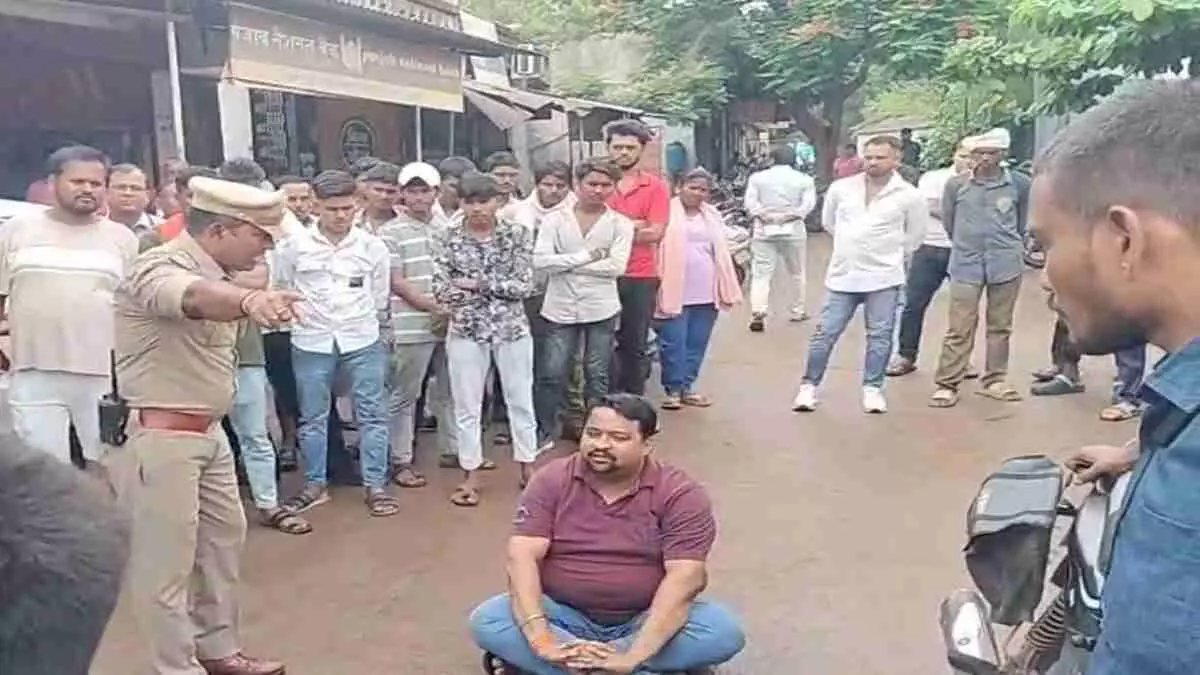चालान पर बवाल: बहन की स्कूटी का चालान कटा, नाराज युवक सड़क पर बैठा धरने पर चालान पर बवाल: बहन की स्कूटी का चालान कटा, नाराज युवक सड़क पर बैठा धरने पर