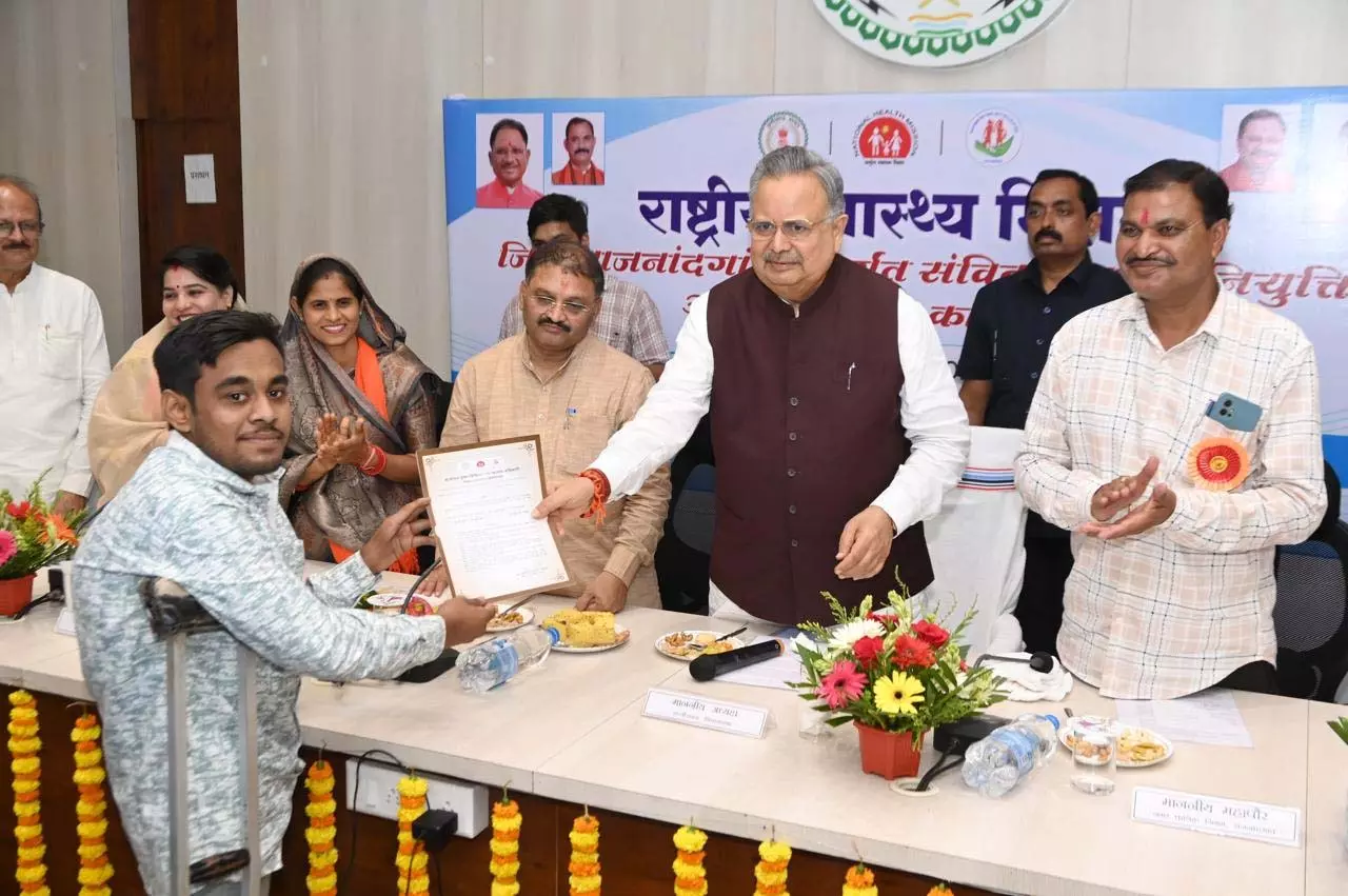 राजनांदगांव में एनएचएम संविदा नियुक्तियों का वितरण, 165 अभ्यर्थियों को मिला नियुक्ति आदेश राजनांदगांव में एनएचएम संविदा नियुक्तियों का वितरण, 165 अभ्यर्थियों को मिला नियुक्ति आदेश