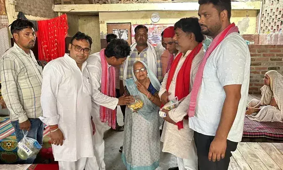 Farrukhabad: वृद्धाश्रम में खास अंदाज़ में मना अखिलेश यादव का जन्मदिन Farrukhabad: वृद्धाश्रम में खास अंदाज़ में मना अखिलेश यादव का जन्मदिन