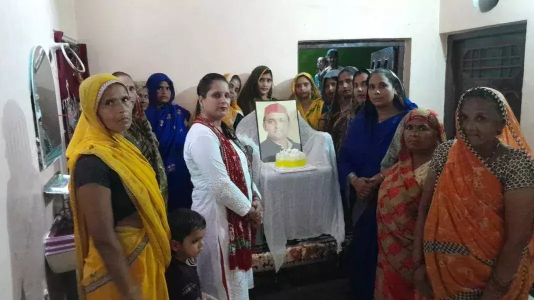 Kannauj: राष्ट्रीय अध्यक्ष के जन्मदिन पर सपा महिला मोर्चा का जश्न Kannauj: राष्ट्रीय अध्यक्ष के जन्मदिन पर सपा महिला मोर्चा का जश्न