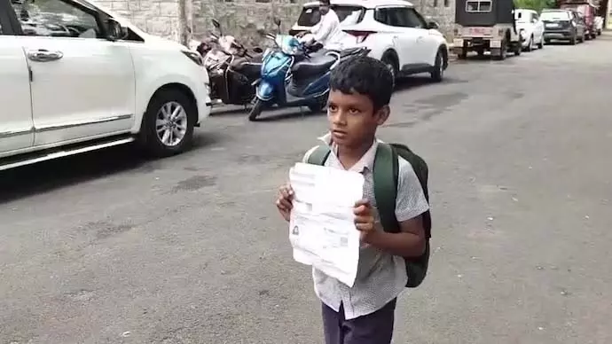 सड़क निर्माण में उजड़ी दुकान, आंध्र के बच्चे का कलेक्टर से भावुक सवाल सड़क निर्माण में उजड़ी दुकान, आंध्र के बच्चे का कलेक्टर से भावुक सवाल