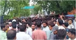 गिरफ्तारी के खिलाफ उबाल, अंजार नईमी के साथ समर्थकों ने किया प्रदर्शन गिरफ्तारी के खिलाफ उबाल, अंजार नईमी के साथ समर्थकों ने किया प्रदर्शन