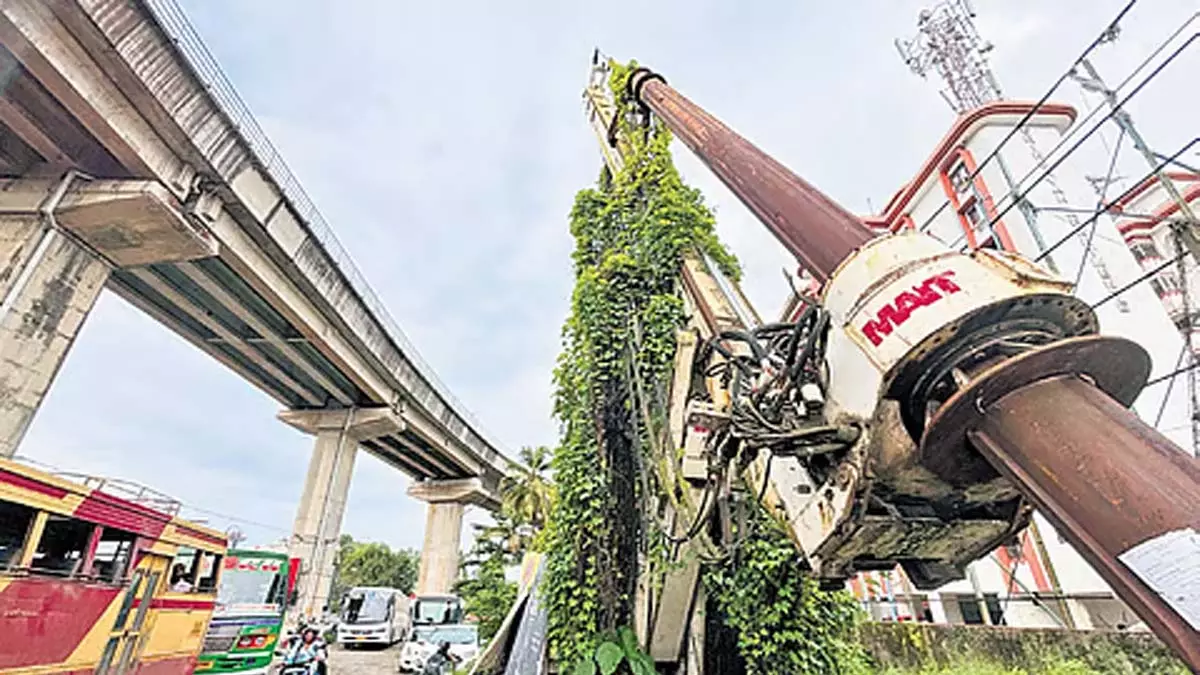 व्यत्तिला में एक दशक पुरानी छोड़ी गई टॉवर क्रेन खतरे में व्यत्तिला में एक दशक पुरानी छोड़ी गई टॉवर क्रेन खतरे में