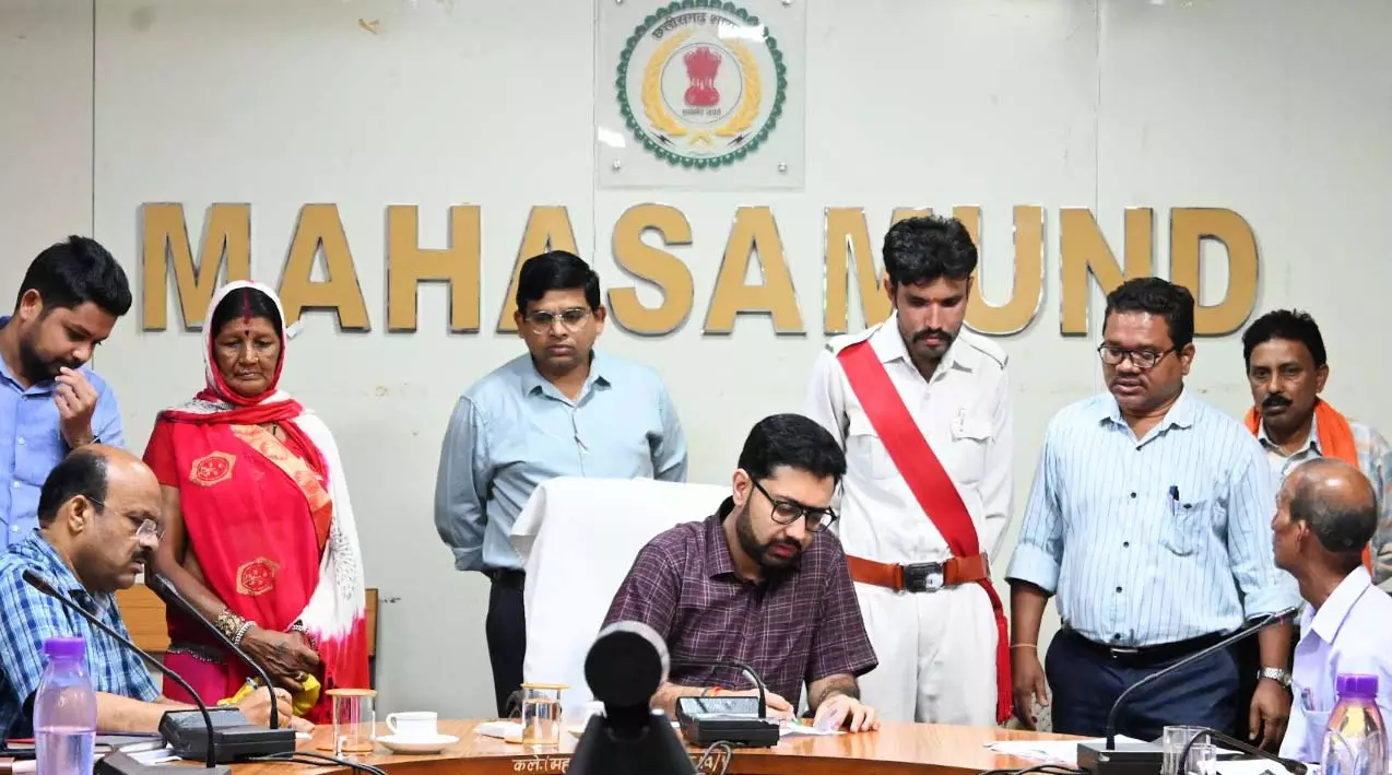 कलेक्टर ने जन चौपाल में सुनी आमजनों की समस्याएं कलेक्टर ने जन चौपाल में सुनी आमजनों की समस्याएं
