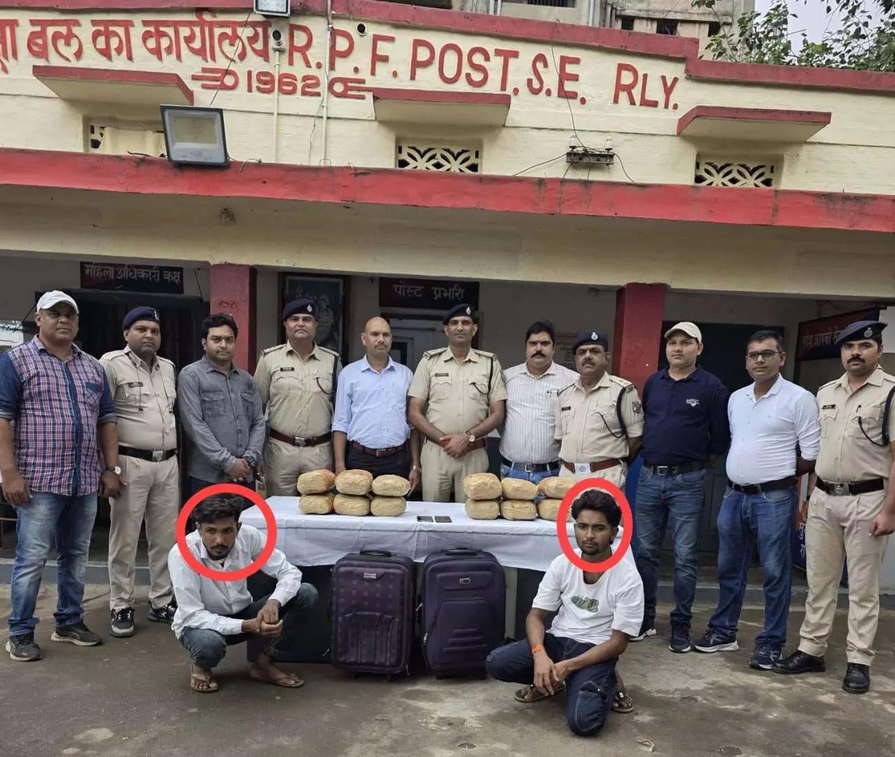 रेलवे स्टेशन पर गांजा तस्करी का भंडाफोड़, 3 लाख से अधिक का माल जब्त रेलवे स्टेशन पर गांजा तस्करी का भंडाफोड़, 3 लाख से अधिक का माल जब्त