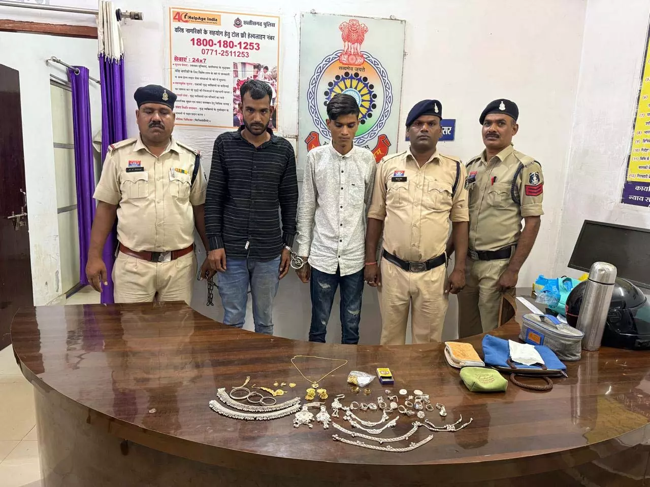 हिस्ट्रीशीटर ने साथियों संग की थी लाखों की चोरी, 6 आरोपी गिरफ्तार हिस्ट्रीशीटर ने साथियों संग की थी लाखों की चोरी, 6 आरोपी गिरफ्तार