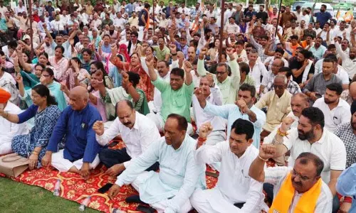 Jammu: नायब तहसीलदार पदों के लिए उर्दू अनिवार्यता के खिलाफ भाजपा का विरोध प्रदर्शन