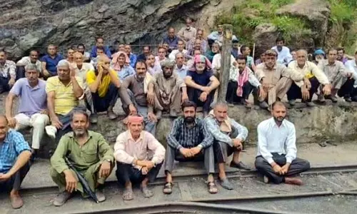 Jammu: कालाकोट मोघला में कोयला खदान मजदूरों का विरोध प्रदर्शन Jammu: कालाकोट मोघला में कोयला खदान मजदूरों का विरोध प्रदर्शन