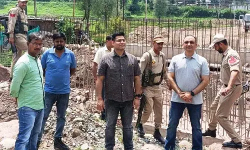 DC पुंछ ने NH और निर्माणाधीन पुल पर बिजली बिछाने के कार्य का निरीक्षण किया