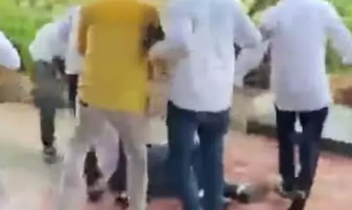 निगम अधिकारी के साथ मारपीट, 3 हमलावर गिरफ्तार निगम अधिकारी के साथ मारपीट, 3 हमलावर गिरफ्तार