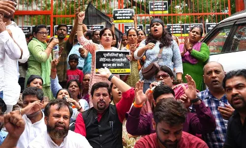 आप का सिरसा कार्यालय के बाहर झुग्गीवासियों पर टिप्पणी को लेकर प्रदर्शन आप का सिरसा कार्यालय के बाहर झुग्गीवासियों पर टिप्पणी को लेकर प्रदर्शन