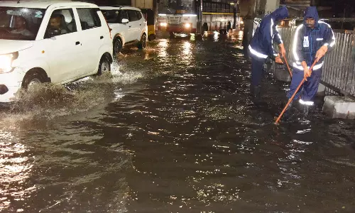Hyderabad में भारी बारिश के कारण जलभराव और यातायात जाम की स्थिति बनी