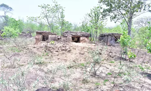 Mulugu में मेदारम के पास 2,000 साल से ज़्यादा पुरानी कब्रें मिली Mulugu में मेदारम के पास 2,000 साल से ज़्यादा पुरानी कब्रें मिली