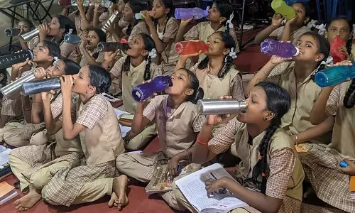 Tamil Nadu : घंटी बजने पर छात्रों को पानी पिलाने की योजना का क्रियान्वयन Tamil Nadu : घंटी बजने पर छात्रों को पानी पिलाने की योजना का क्रियान्वयन