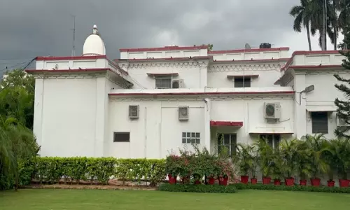 Lucknow में केजीएमयू कुलपति के सरकारी आवास से लाखों रुपये का चंदन का पेड़ चोरी Lucknow में केजीएमयू कुलपति के सरकारी आवास से लाखों रुपये का चंदन का पेड़ चोरी